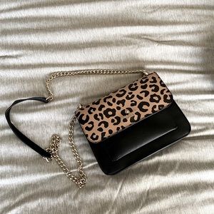 Super cute small Kate spade purse with chain detail. Only used once